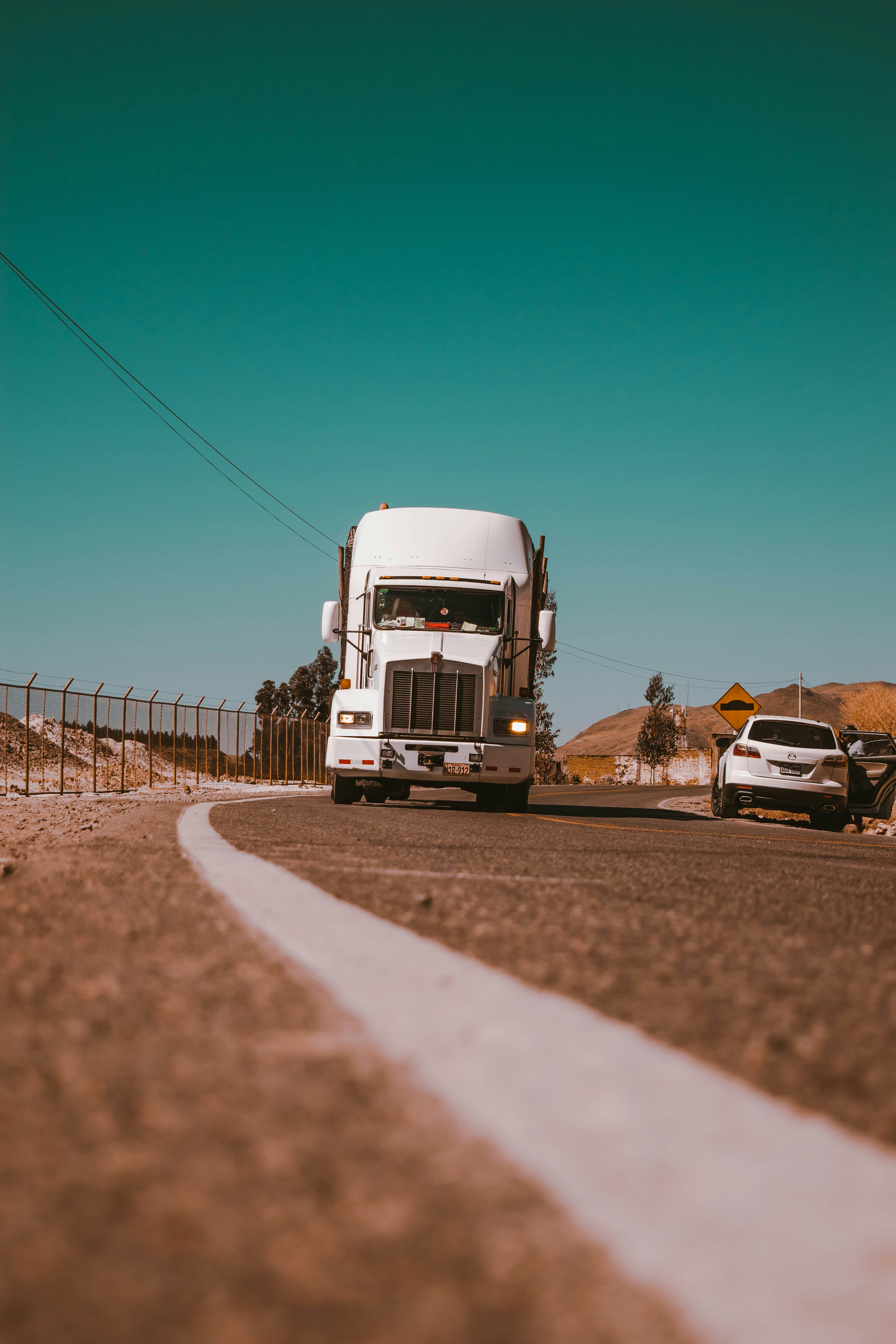 VelociLogistics - Camión de carga en tránsito